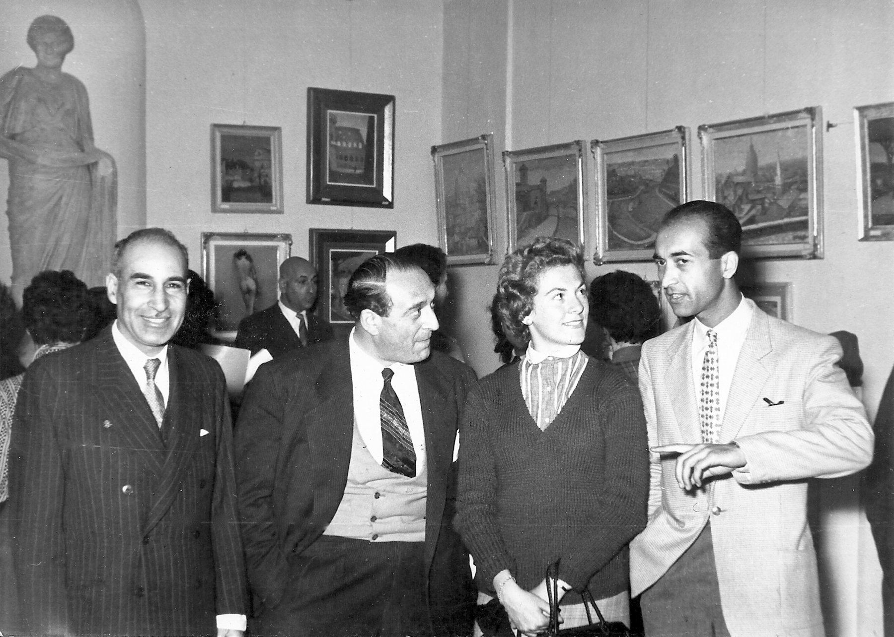 Exhibition of Arab artists in Rome, 10 April 1954. Mahmoud Hammad with guests.