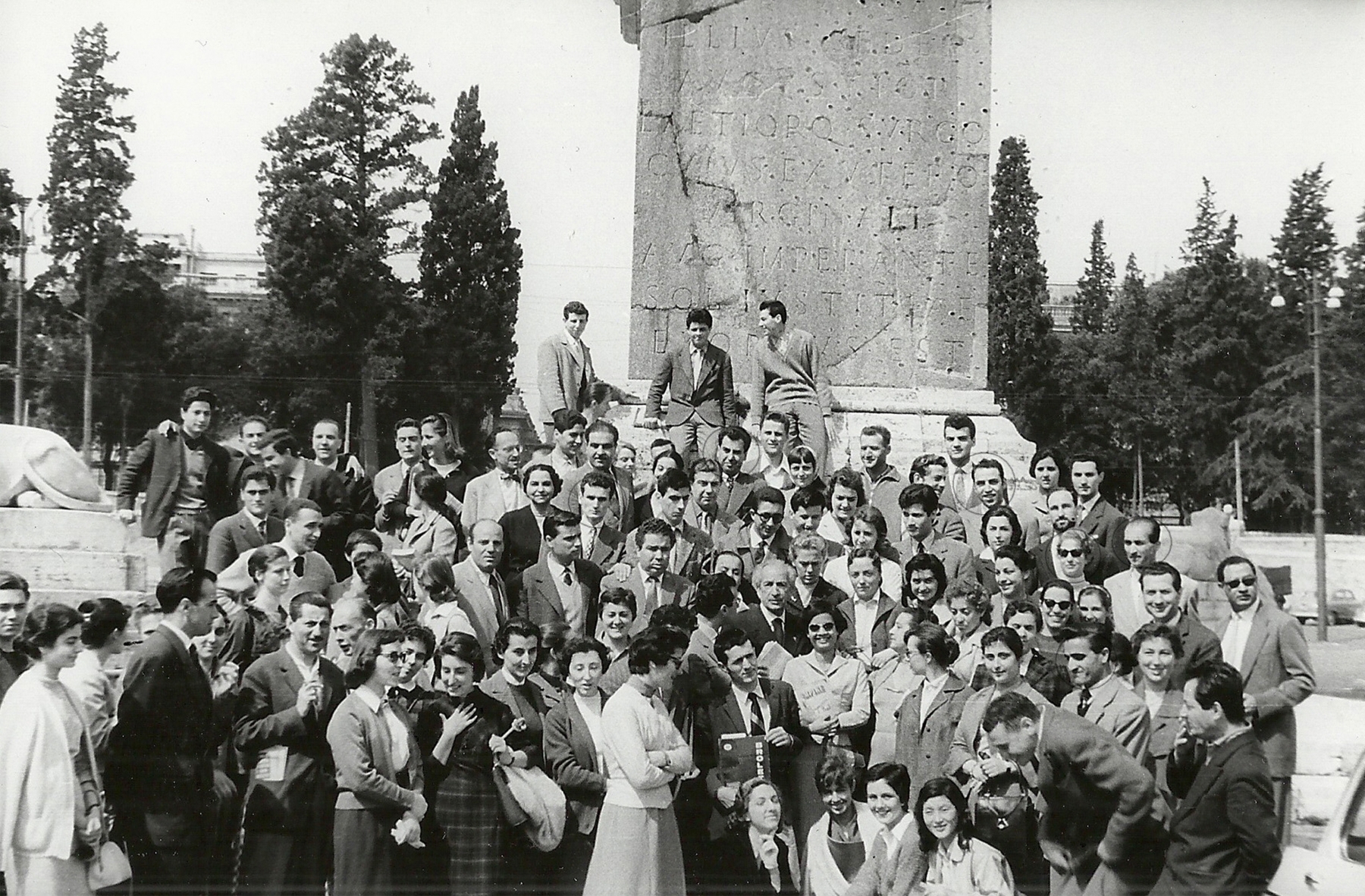 Group photo of students of the&nbsp;Academy of Fine Arts in Rome. Among the students are&nbsp;Mamdouh Kashlan, Mahmoud Hammad, Derrie Fakhoury Hammad,&nbsp;Mahmoud Daadoush, Louay Kayyali, Fateh al-Moudarres and the professor of art history in the middle. Rome, May 1957.