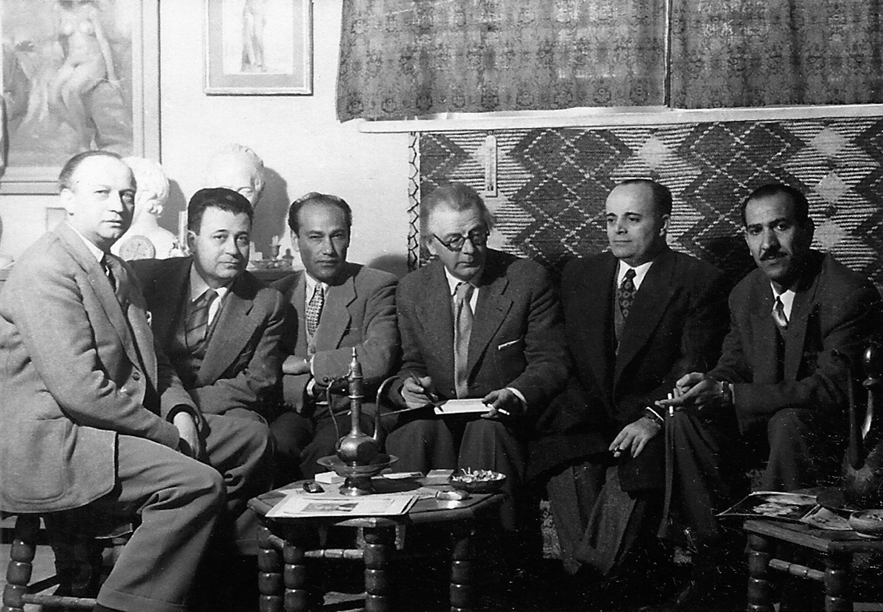 Guests at the studio of Nassir Shoura in 1949: (from right) Saad Sa&rsquo;eb (writer, translator and poet), Jack Wardeh, Nassir Shoura,&nbsp;(fourth), Abdulaziz Nashawati.